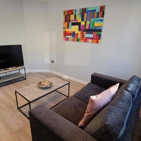 Cosy Flats Near Heathrow, Group Bookings Available With Parking Space Hounslow Exteriör bild