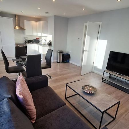 Cosy Flats Near Heathrow, Group Bookings Available With Parking Space Hounslow Exteriör bild