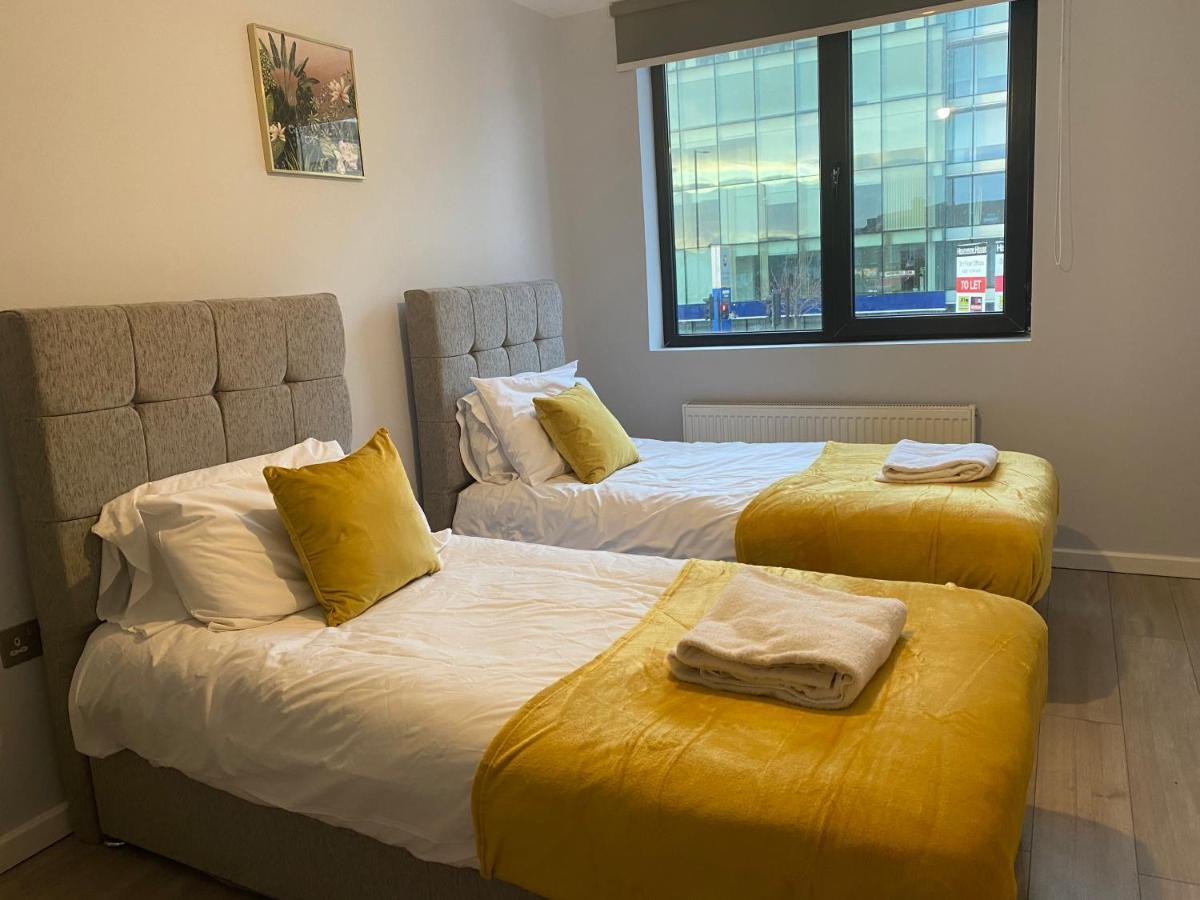 Cosy Flats Near Heathrow, Group Bookings Available With Parking Space Hounslow Exteriör bild