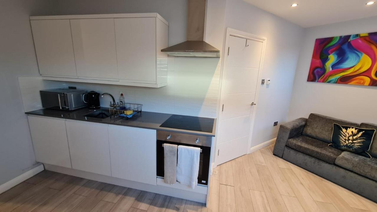 Cosy Flats Near Heathrow, Group Bookings Available With Parking Space Hounslow Exteriör bild