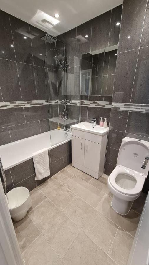 Cosy Flats Near Heathrow, Group Bookings Available With Parking Space Hounslow Exteriör bild