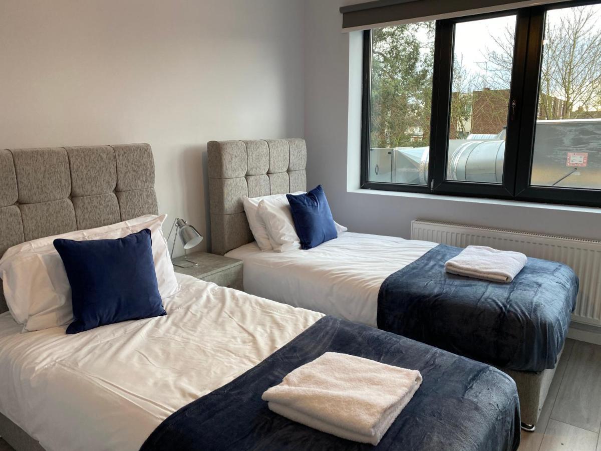 Cosy Flats Near Heathrow, Group Bookings Available With Parking Space Hounslow Exteriör bild