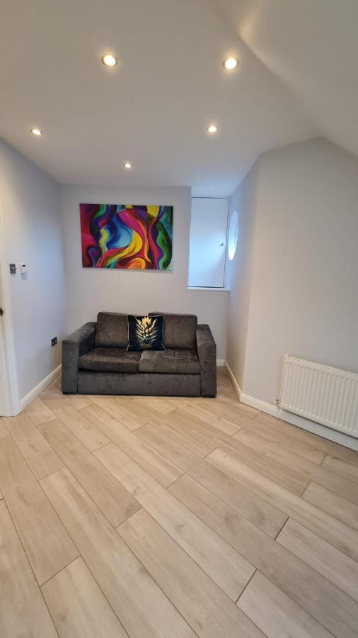 Cosy Flats Near Heathrow, Group Bookings Available With Parking Space Hounslow Exteriör bild