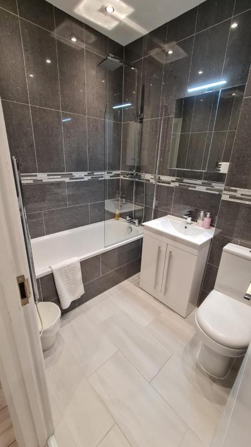 Cosy Flats Near Heathrow, Group Bookings Available With Parking Space Hounslow Exteriör bild