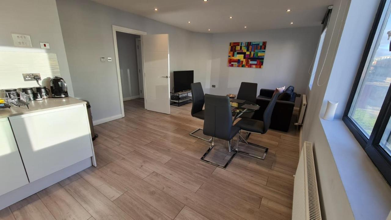 Cosy Flats Near Heathrow, Group Bookings Available With Parking Space Hounslow Exteriör bild