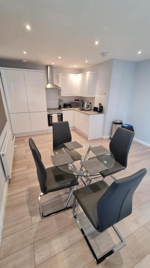 Cosy Flats Near Heathrow, Group Bookings Available With Parking Space Hounslow Exteriör bild