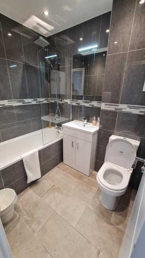 Cosy Flats Near Heathrow, Group Bookings Available With Parking Space Hounslow Exteriör bild