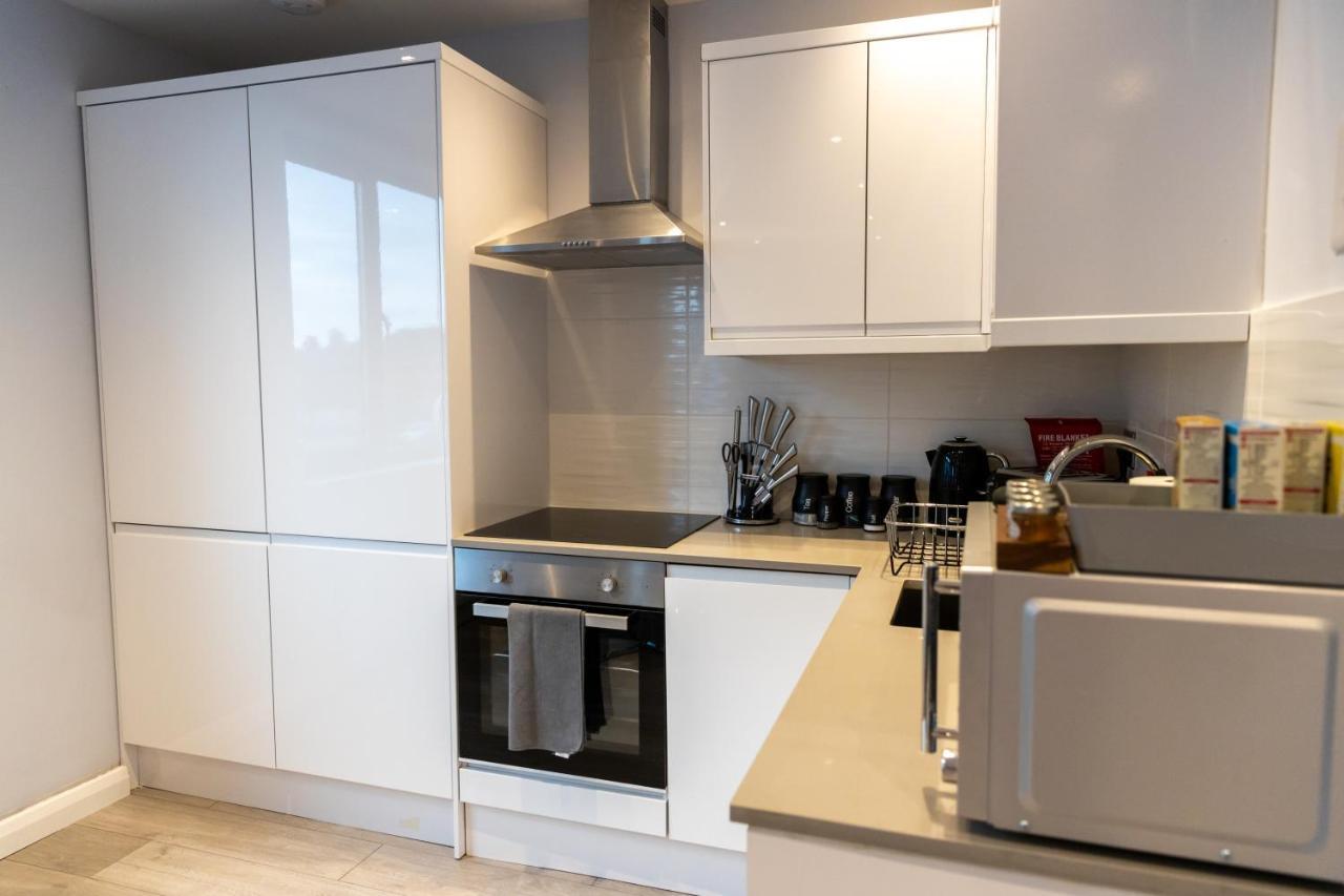 Cosy Flats Near Heathrow, Group Bookings Available With Parking Space Hounslow Exteriör bild