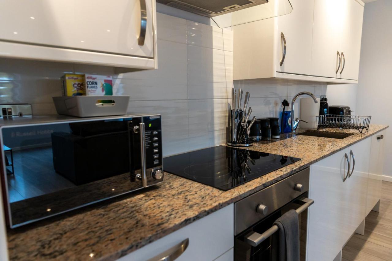 Cosy Flats Near Heathrow, Group Bookings Available With Parking Space Hounslow Exteriör bild