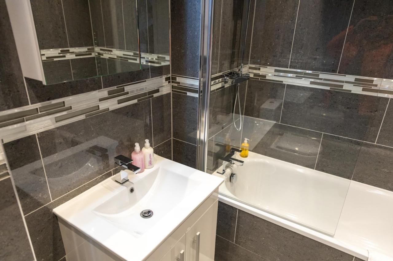 Cosy Flats Near Heathrow, Group Bookings Available With Parking Space Hounslow Exteriör bild