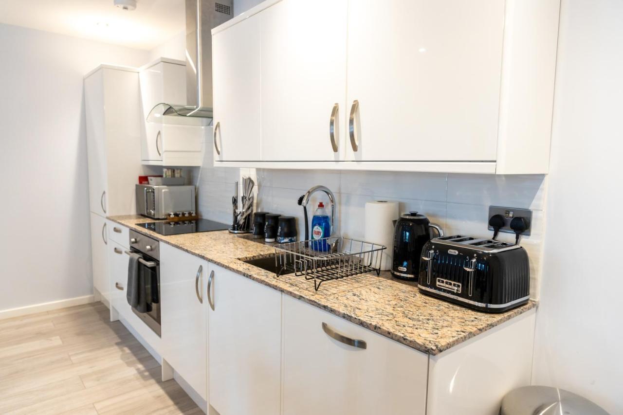 Cosy Flats Near Heathrow, Group Bookings Available With Parking Space Hounslow Exteriör bild