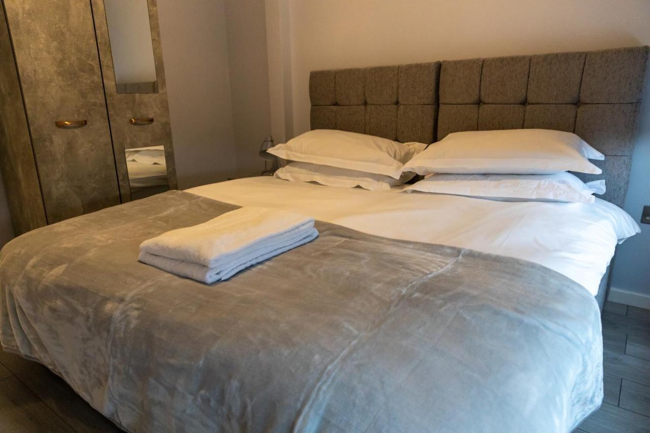 Cosy Flats Near Heathrow, Group Bookings Available With Parking Space Hounslow Exteriör bild