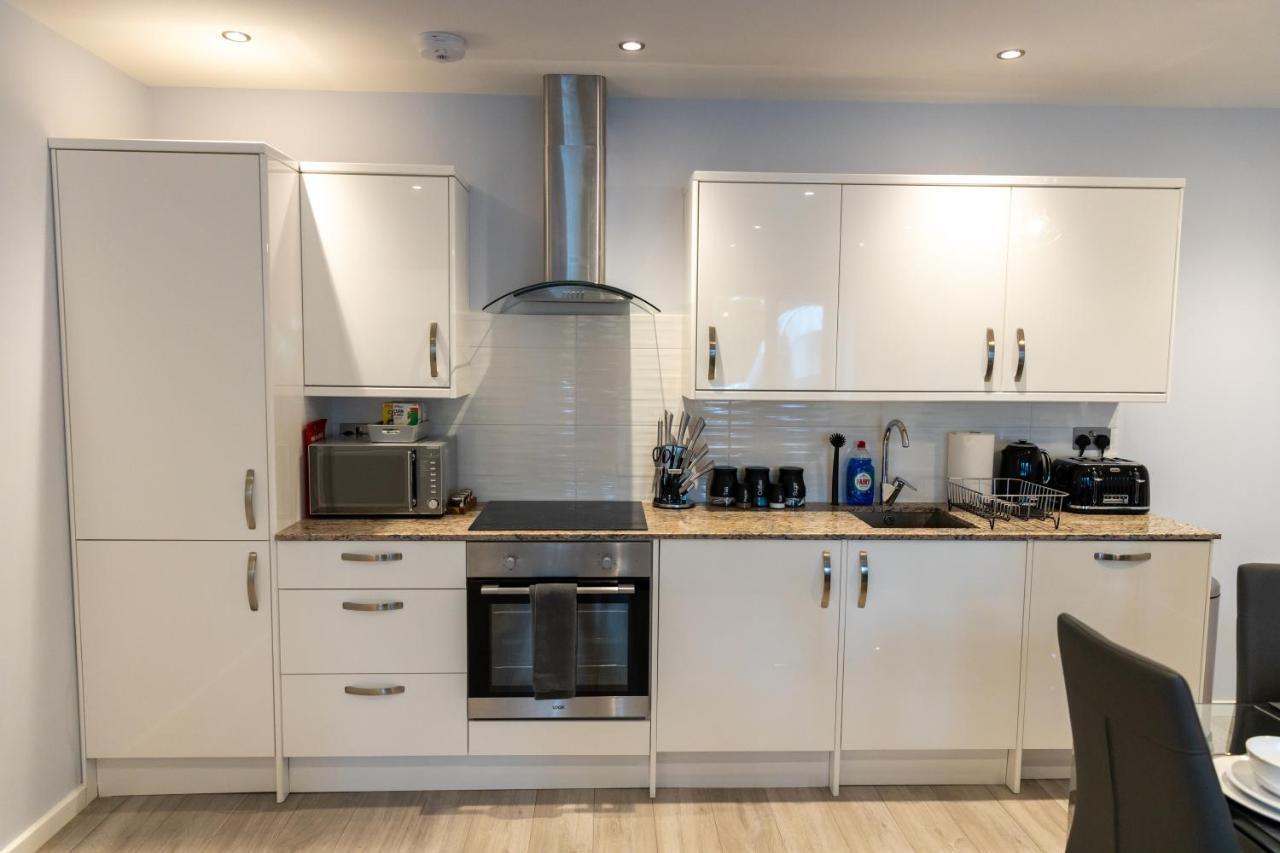 Cosy Flats Near Heathrow, Group Bookings Available With Parking Space Hounslow Exteriör bild