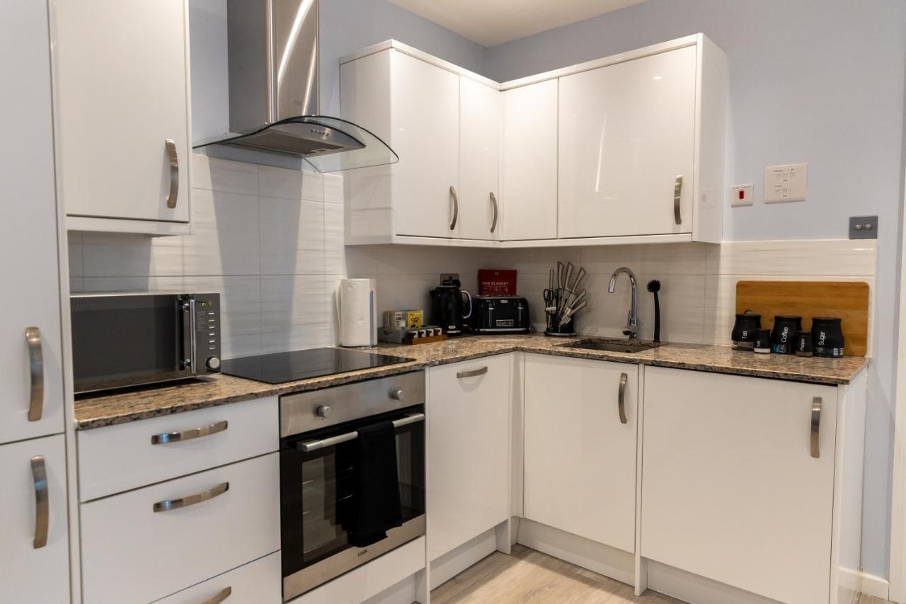 Cosy Flats Near Heathrow, Group Bookings Available With Parking Space Hounslow Exteriör bild
