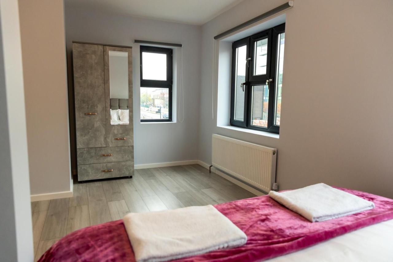 Cosy Flats Near Heathrow, Group Bookings Available With Parking Space Hounslow Exteriör bild