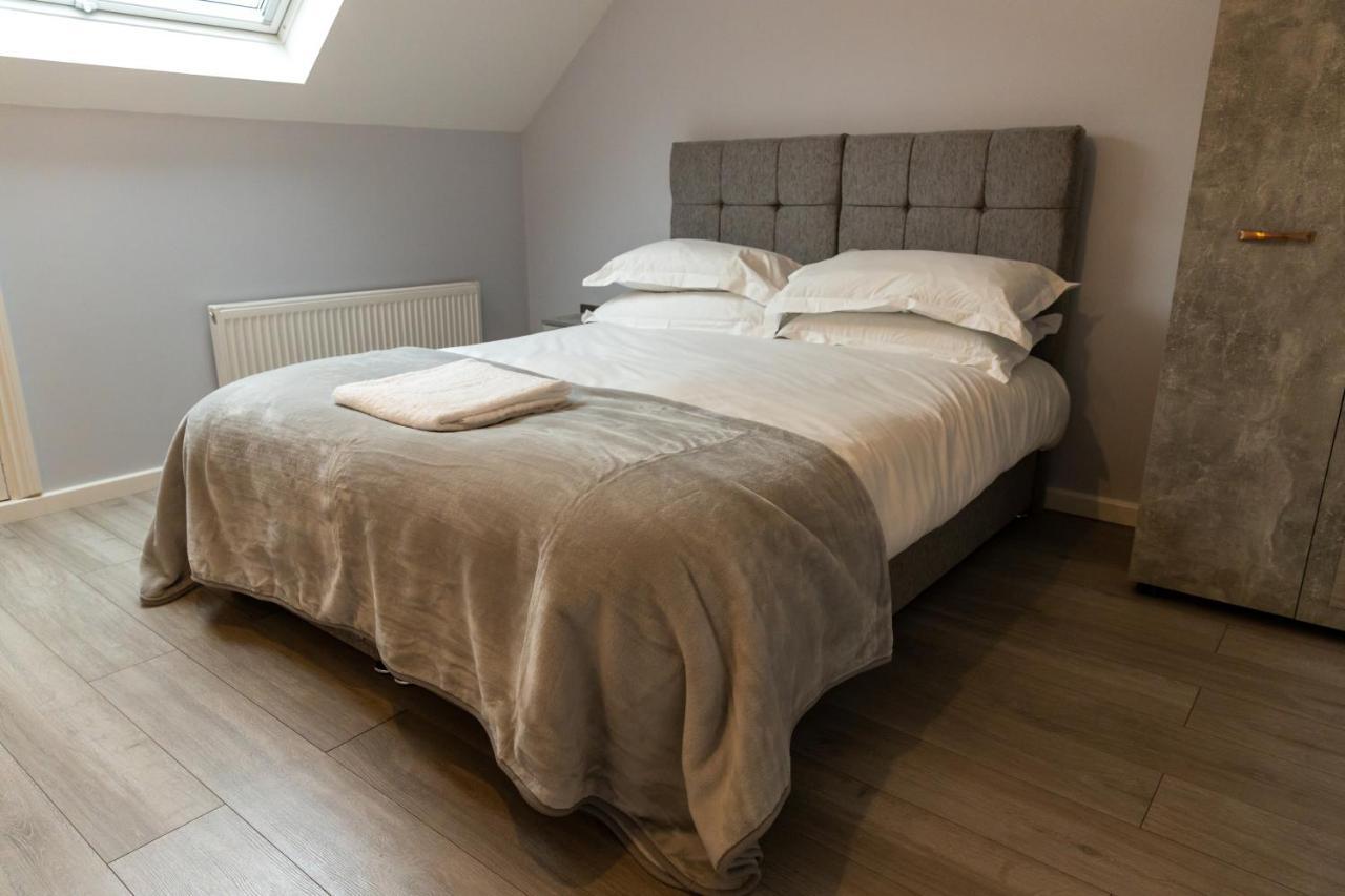 Cosy Flats Near Heathrow, Group Bookings Available With Parking Space Hounslow Exteriör bild