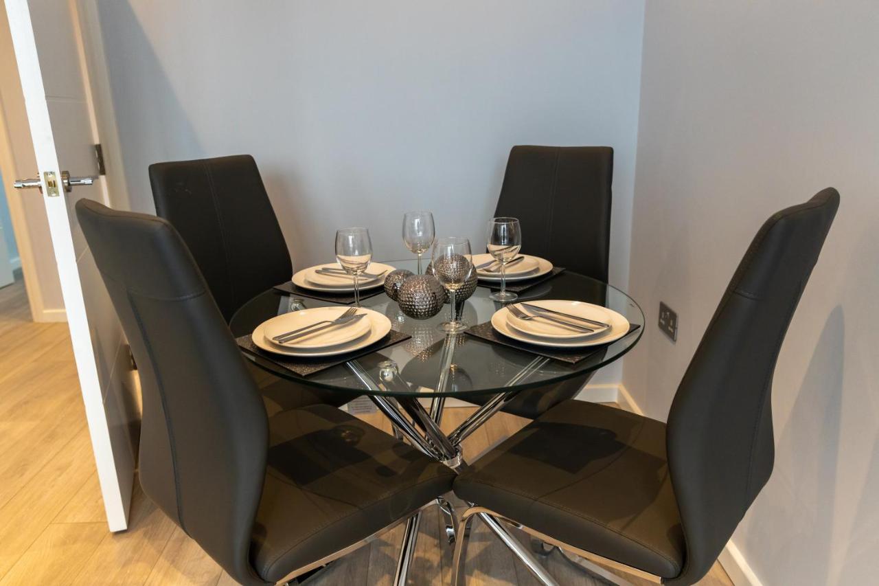 Cosy Flats Near Heathrow, Group Bookings Available With Parking Space Hounslow Exteriör bild