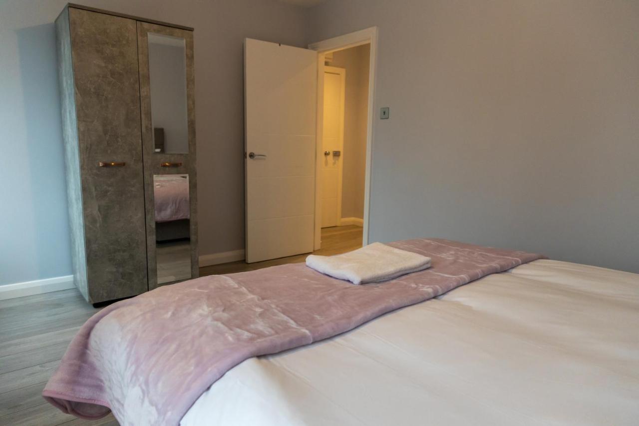 Cosy Flats Near Heathrow, Group Bookings Available With Parking Space Hounslow Exteriör bild