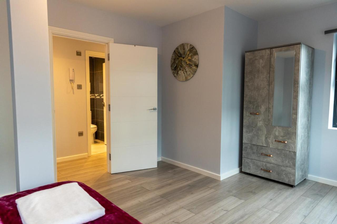 Cosy Flats Near Heathrow, Group Bookings Available With Parking Space Hounslow Exteriör bild