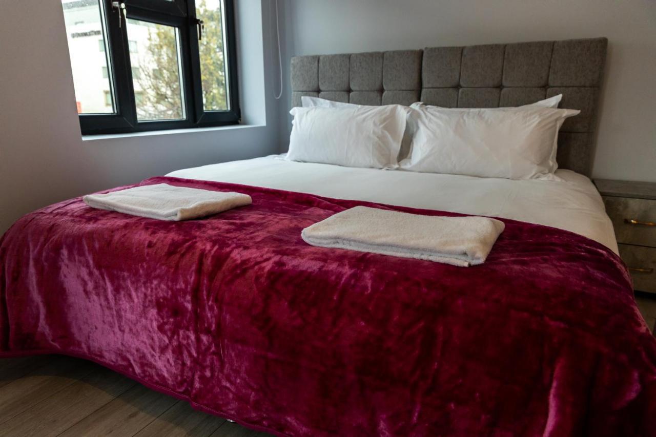Cosy Flats Near Heathrow, Group Bookings Available With Parking Space Hounslow Exteriör bild