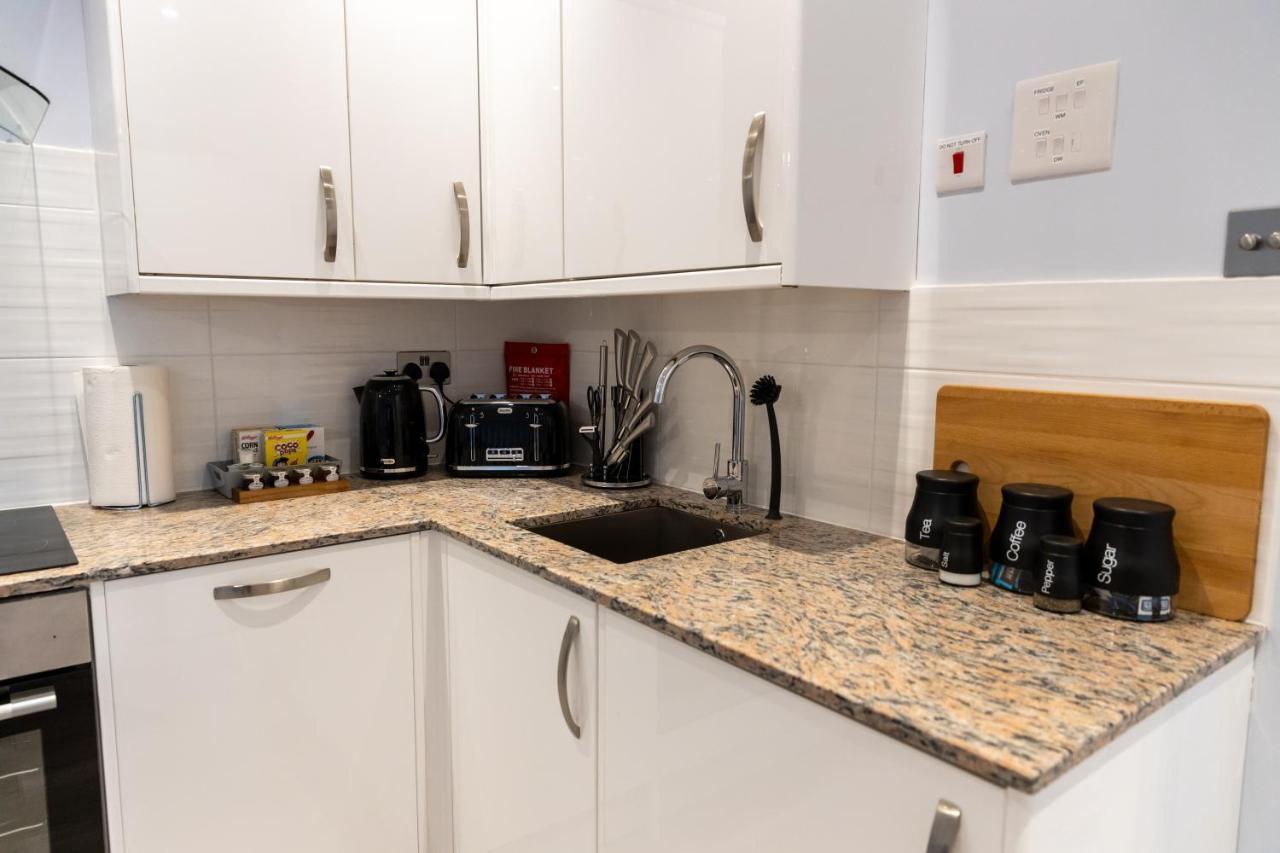 Cosy Flats Near Heathrow, Group Bookings Available With Parking Space Hounslow Exteriör bild