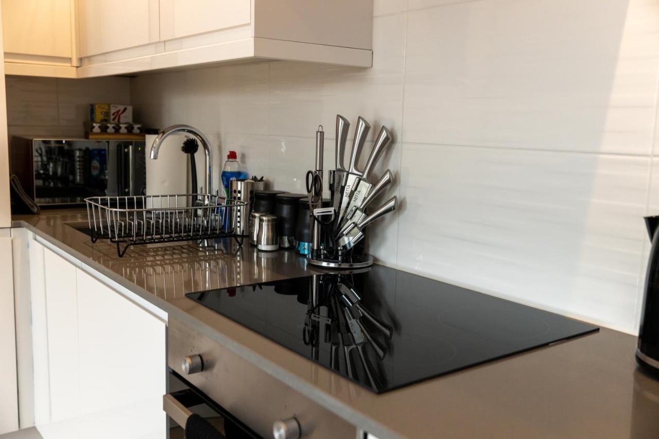 Cosy Flats Near Heathrow, Group Bookings Available With Parking Space Hounslow Exteriör bild